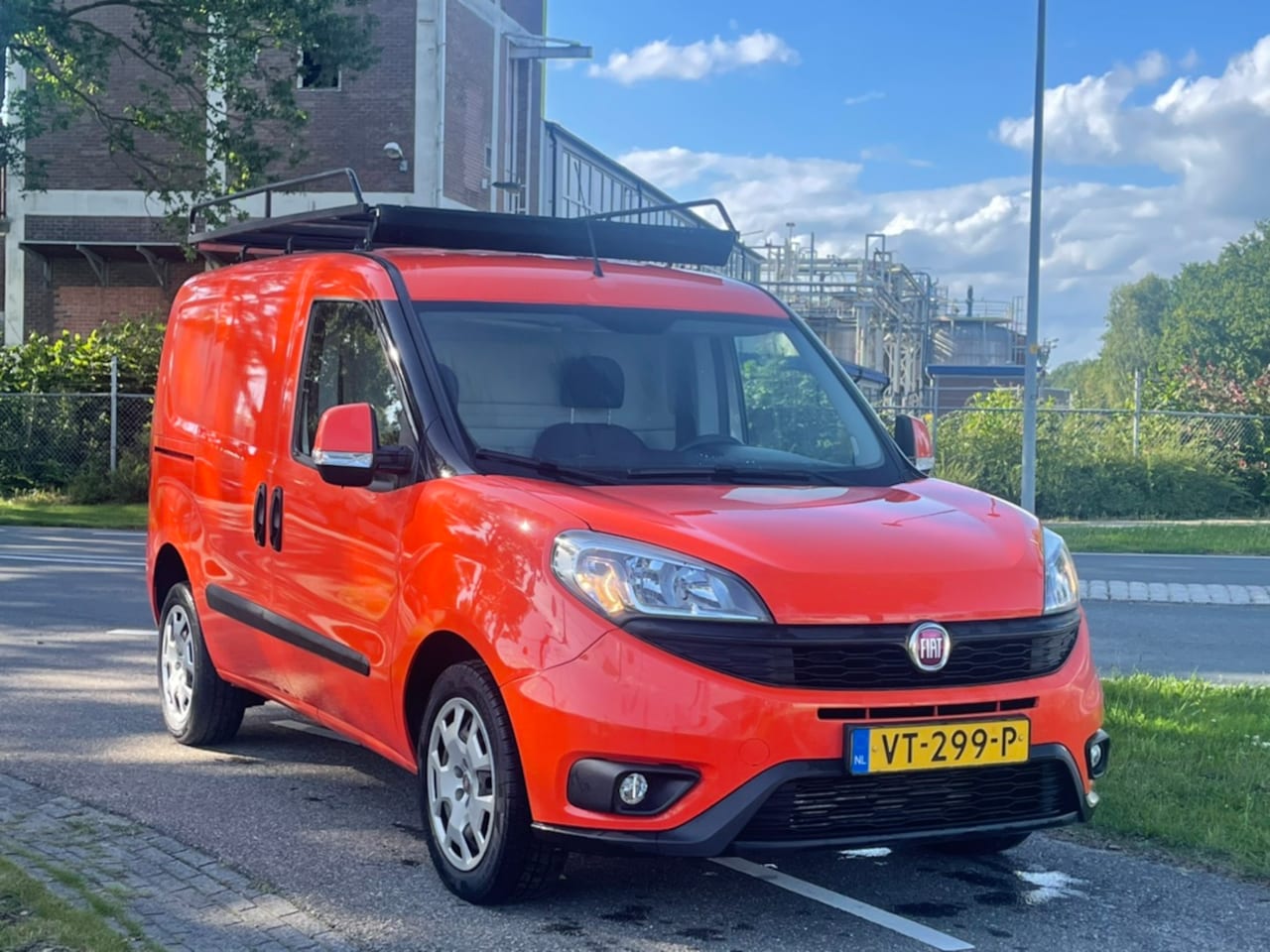 Fiat Doblò Cargo - 1.3 MJ L1H1 SX | 90 PK | Airco | 2x Schuifdeur | NAV | Trekhaak | Parkeersensoren - AutoWereld.nl