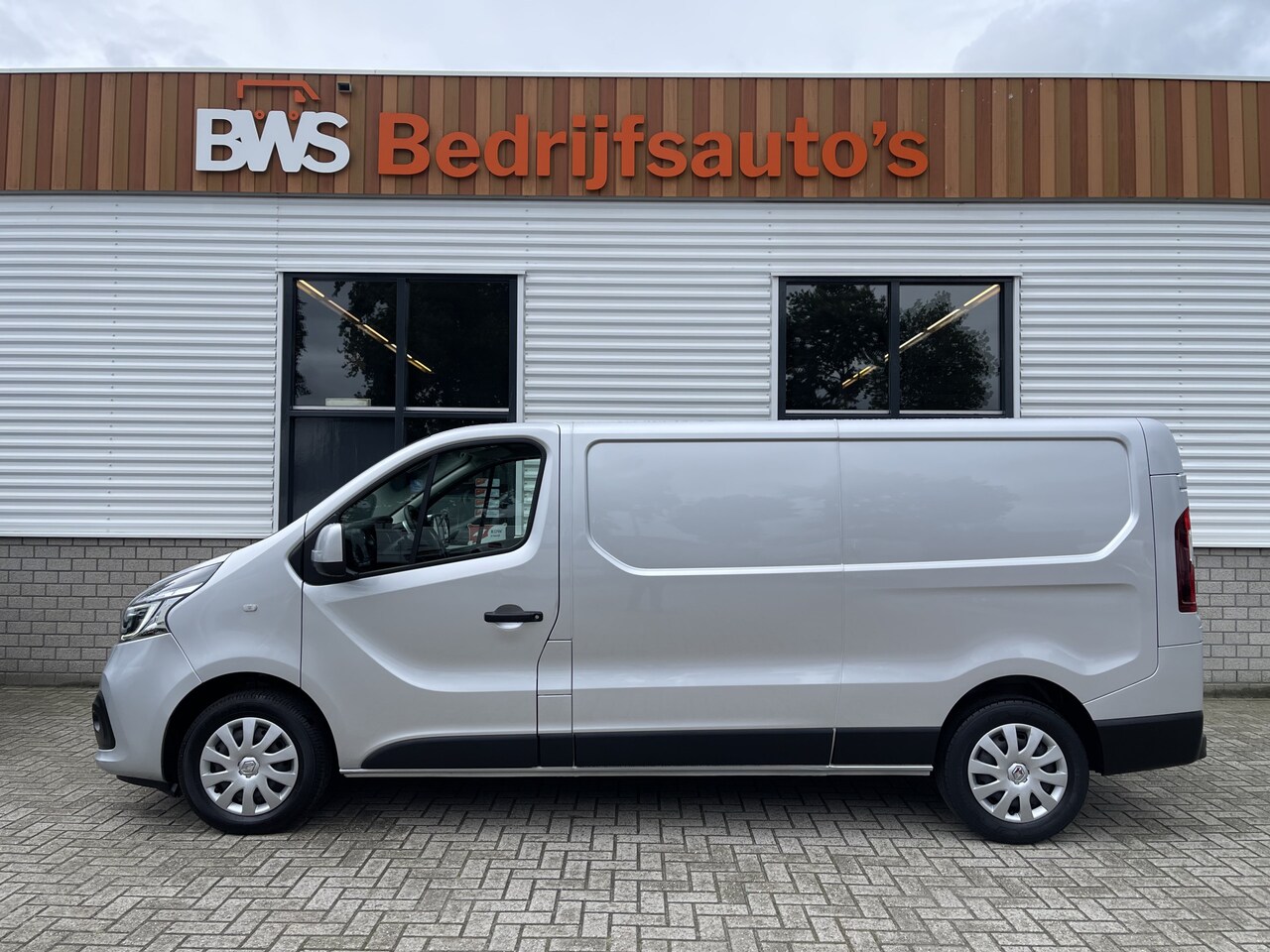 Renault Trafic - 2.0 dCi 120pk T29 L2H1 Work Edition / rijklaar € 20.450 ex btw / lease vanaf € / zilver me - AutoWereld.nl