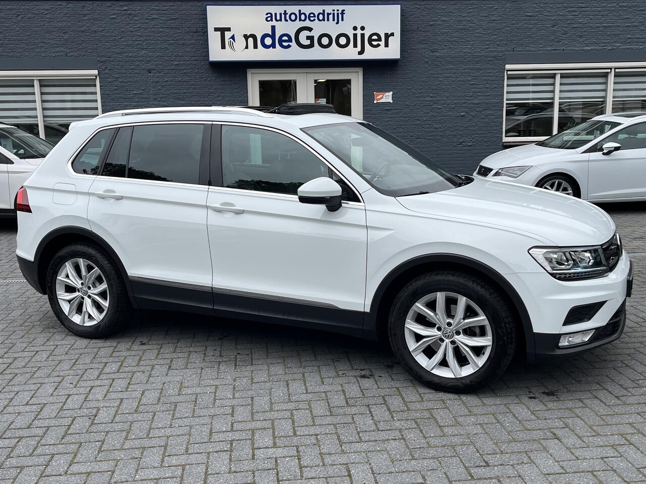 Volkswagen Tiguan - 1.4 TSi Connected | PANORAMADAK | NAV. | ERGO ACTIVE | NL-AUTO | 49.367 KM!! | - AutoWereld.nl