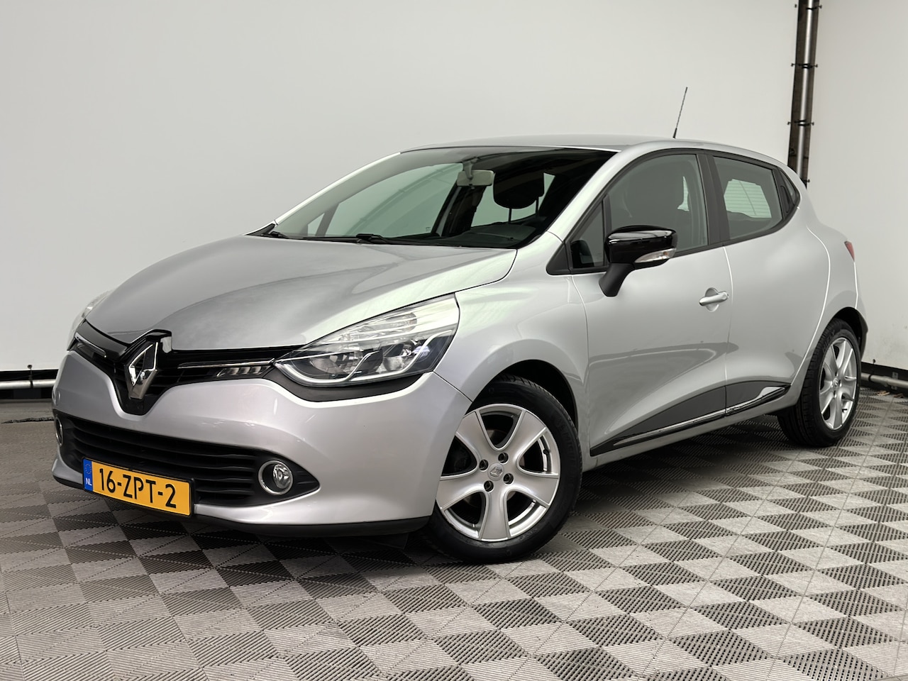 Renault Clio - 0.9 TCe Expression Airco Navi LM16" NL Auto - AutoWereld.nl