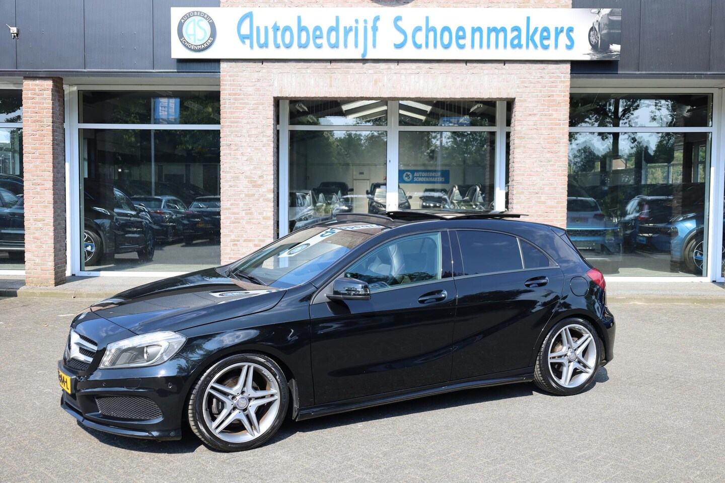 Mercedes-Benz A-klasse - 200 AMG-Line PANO NAVI ALCANTARA STOELVERWARMING 2xPDC ZWARTE-HEMEL CRUISE BI-XENON CLIMA - AutoWereld.nl