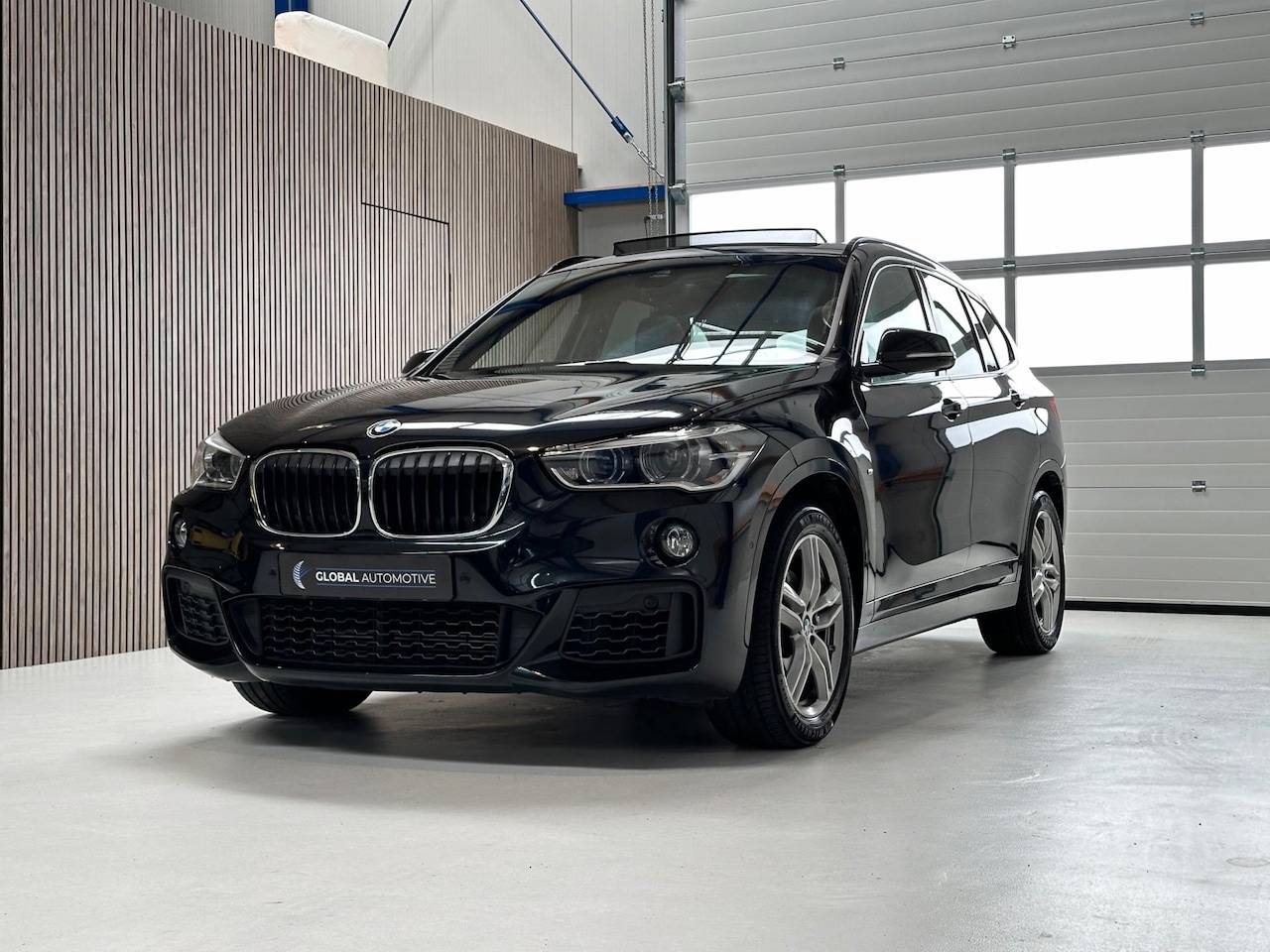 BMW X1 - SDrive18i High Executive M Pakket - PANORAMADAK - AUTOMAAT -NAVIGATIE PROF. - HEAD UP DISP - AutoWereld.nl