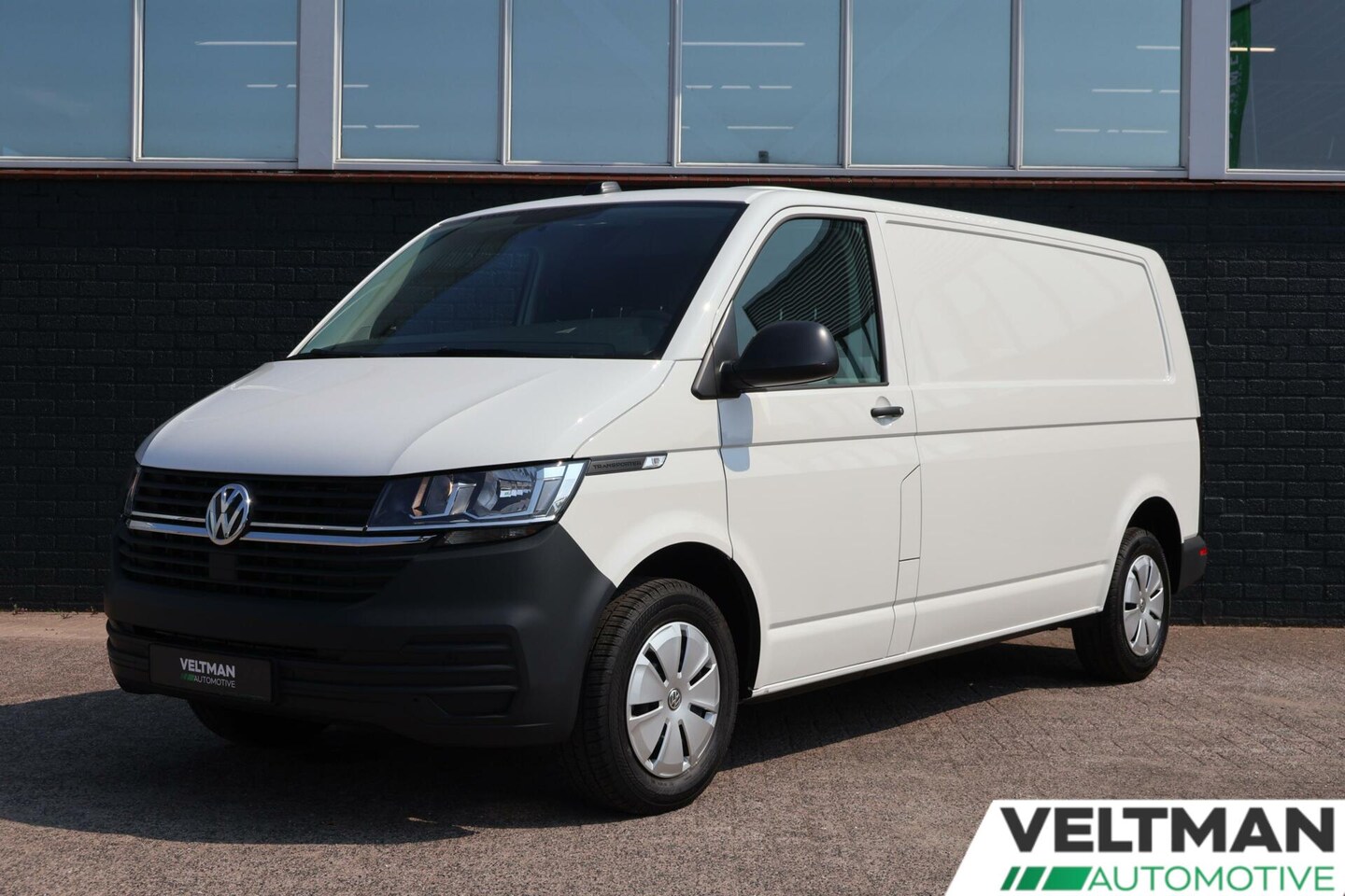 Volkswagen Transporter - 2.0 TDI L2H1 150PK DSG CAMERA TREKHAAK DIRECT LEVERBAAR - AutoWereld.nl