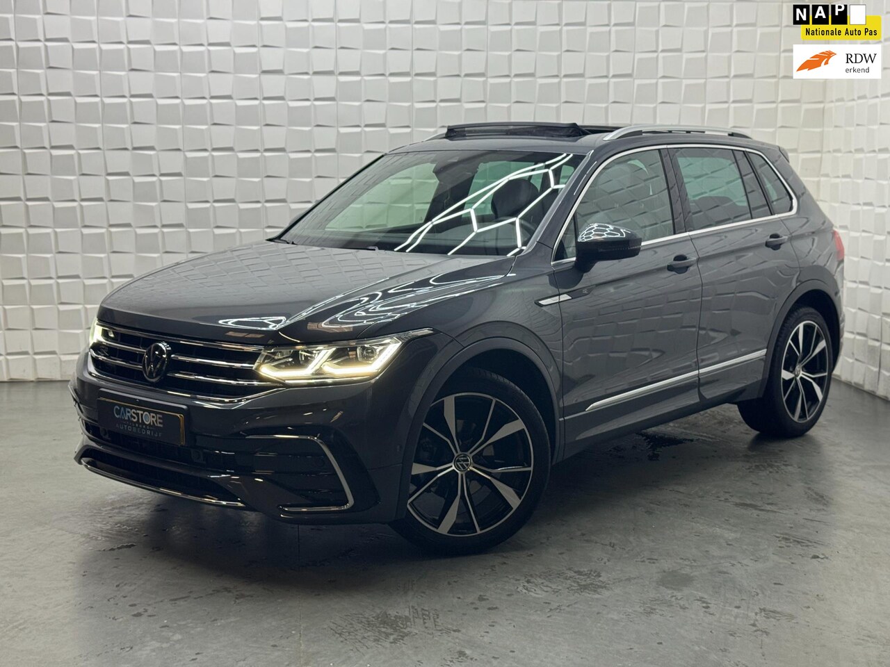 Volkswagen Tiguan - 1.5 TSI 2x R LINE VIRTUAL PANO ACC 360 - AutoWereld.nl