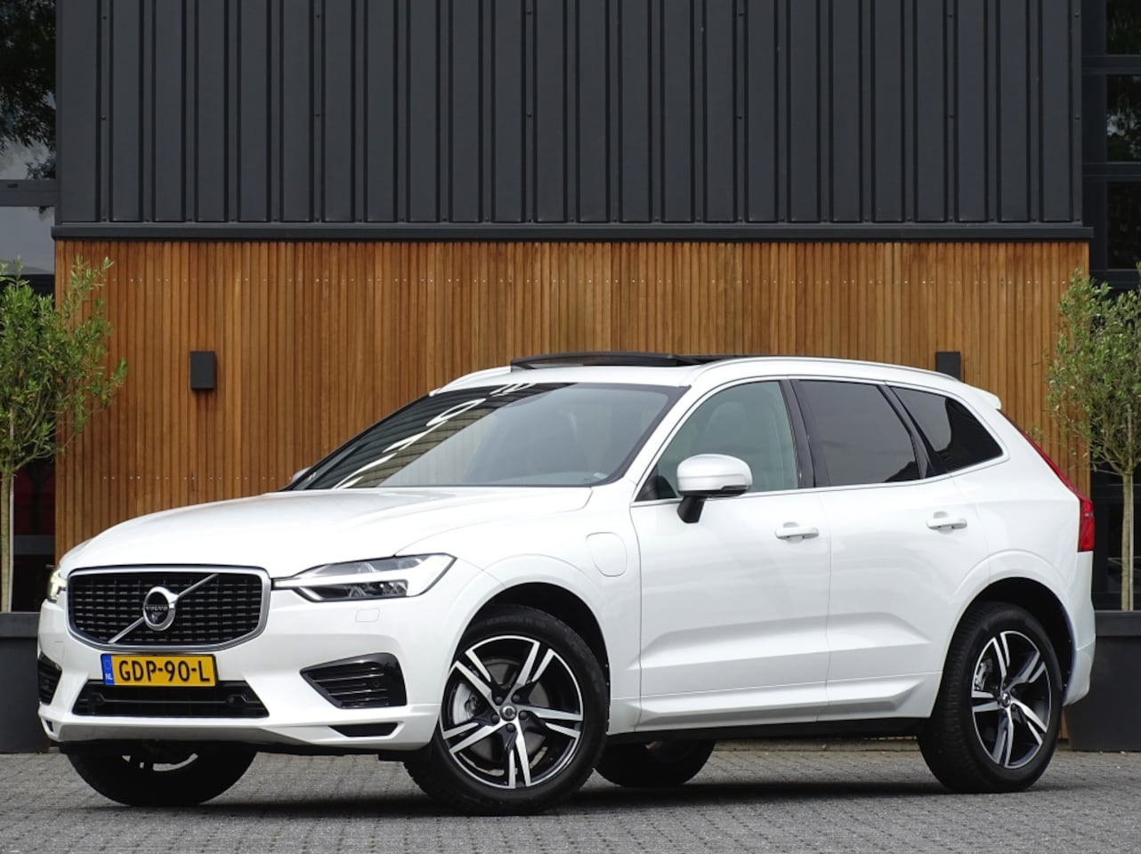 Volvo XC60 - T8 408PK Inscription / R-Design / LED - AutoWereld.nl