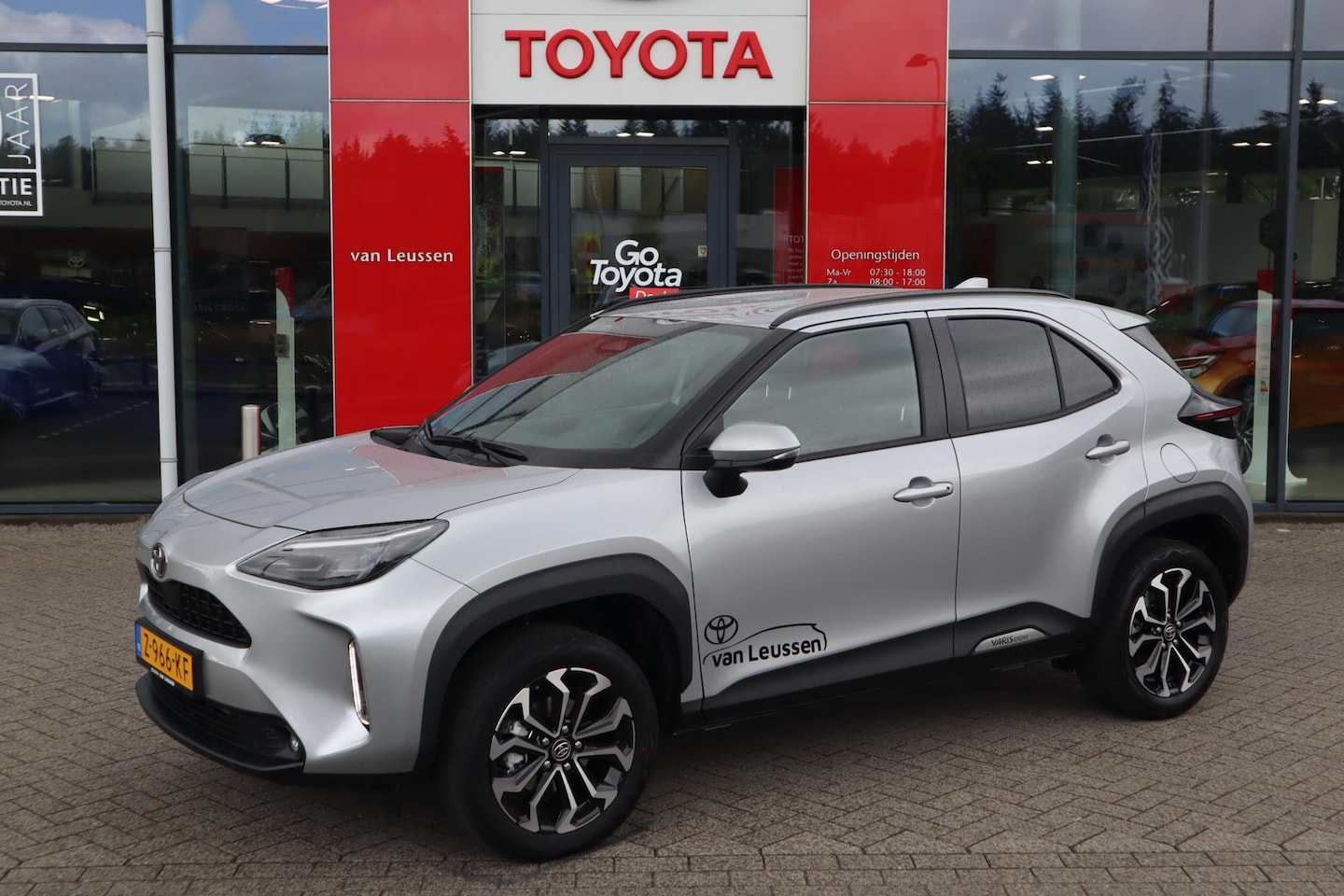 Toyota Yaris Cross - 1.5 Hybrid 115 First Edition NAVI 17"LMV KEYLESS PRIVACY-GLASS APPLE/ANDROID LED-ZICHTPAKK - AutoWereld.nl