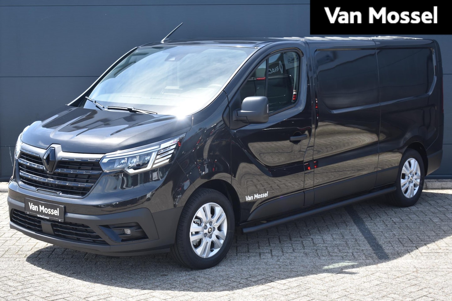 Renault Trafic - 2.0 dCi T30 L2H1 130pk Advance | Black-edition + Sidebars | Lichtmetalen velgen | Betimmer - AutoWereld.nl