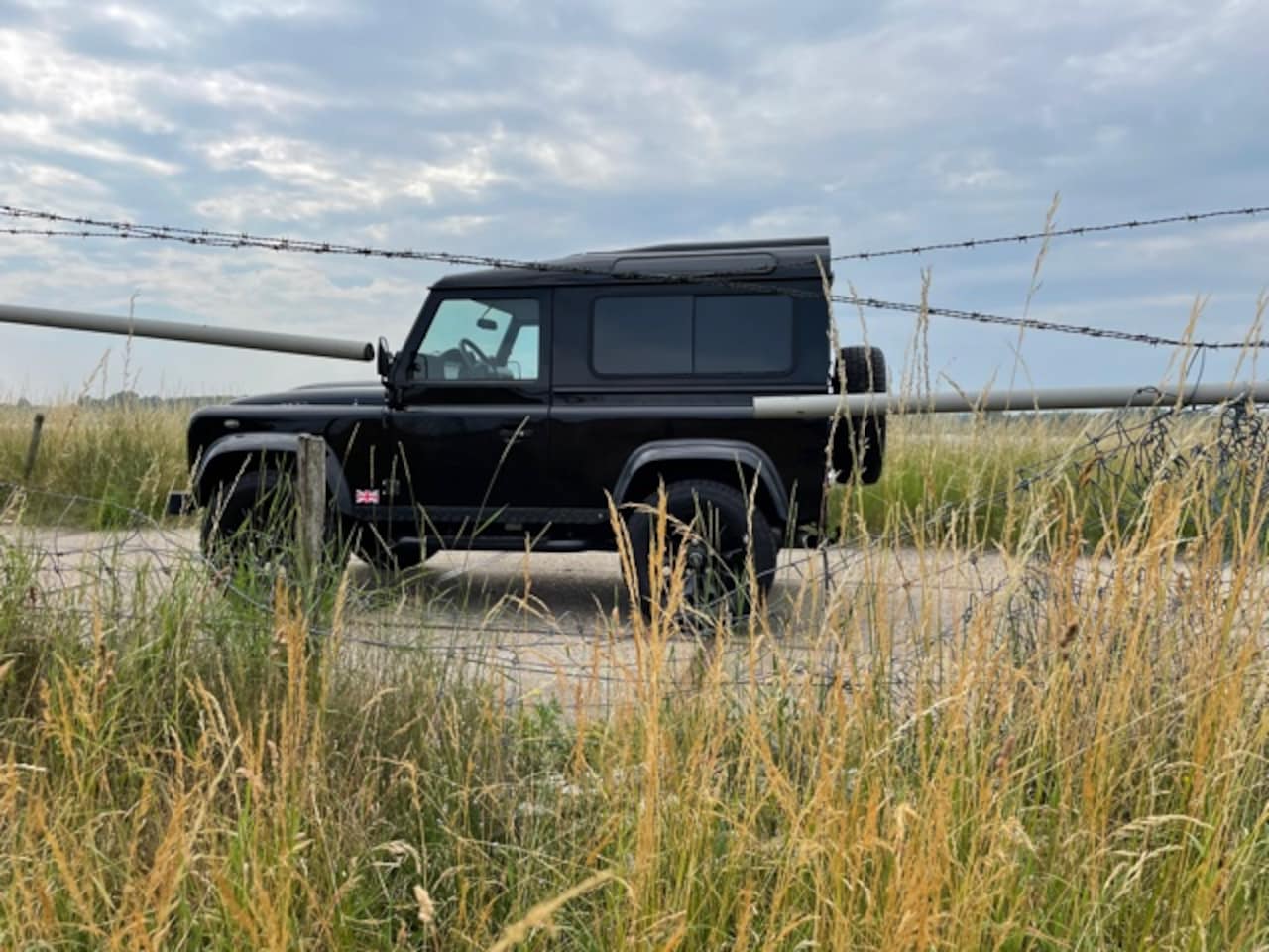 Land Rover Defender - 90" XTech Edition NL Auto 18 inch Black Sawtooth Wheels - AutoWereld.nl