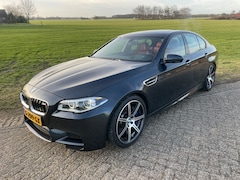 BMW M5 - 575PK!! o.a. Harman Kardon, Head-Up, glazen schuif / kantel dak & 20 inch lm velgen