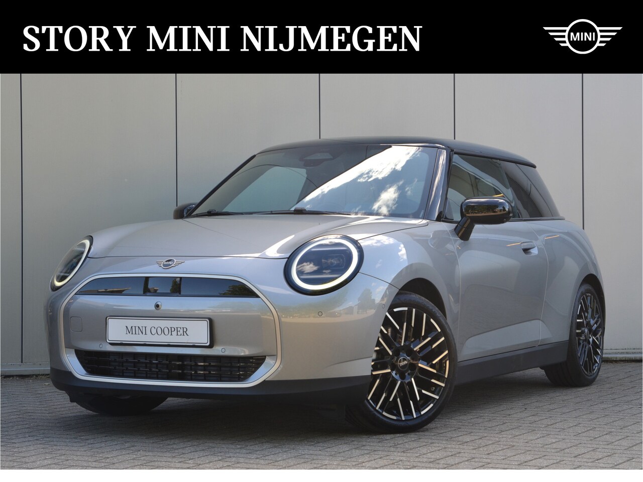 MINI Cooper - Hatchback E Favoured 40.7 kWh / Panoramadak / Comfort Access / LED / Harman Kardon / Verwa - AutoWereld.nl