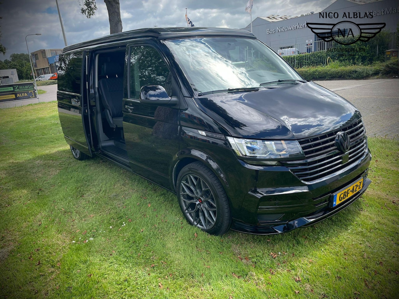 Volkswagen Transporter - 2.0 TDI L2H1 8 Persoons, Mrb € 67 p/maand, Apple Carplay, 19", Slaapdak, Super de luxe - AutoWereld.nl