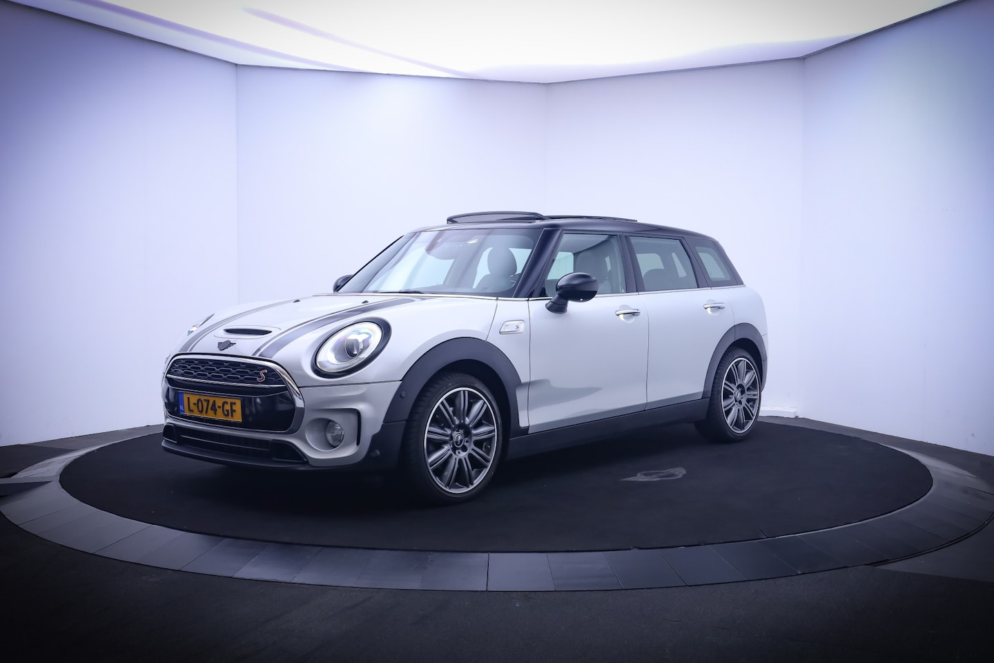 MINI Clubman - Mini 2.0 192Pk Cooper S Chili PANO/HARMAN KARDON/LED/ADAPTIVE CRUISE/HEAD UP/NAVI/STOELVER - AutoWereld.nl