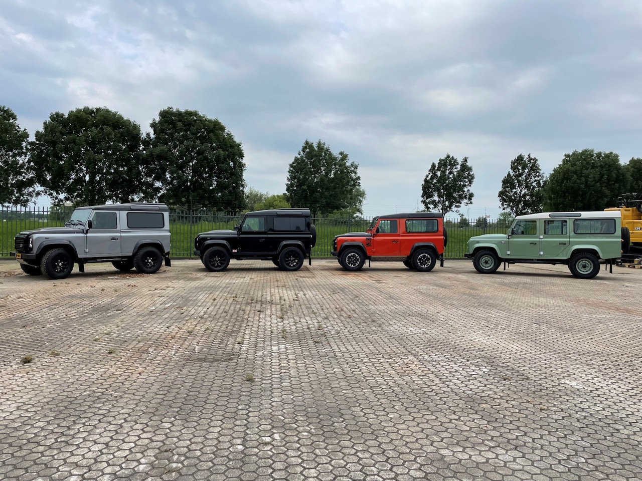 Land Rover Defender - 2.2 D Soft Top 90" E new condition with genuine 8888 km ! - AutoWereld.nl