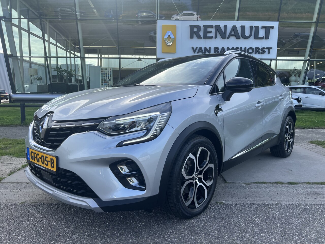 Renault Captur - 1.6 E-Tech Plug-in Hybrid 160 Intens / Automaat / Keyless / Adaptive cruise / Camera / Lan - AutoWereld.nl