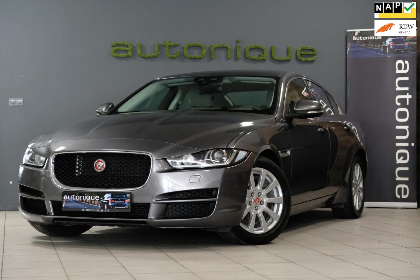 Jaguar XE - 2.0 Pure *123dkm* Navi|Lane Assist|Xenon|Stoelverwarming - AutoWereld.nl