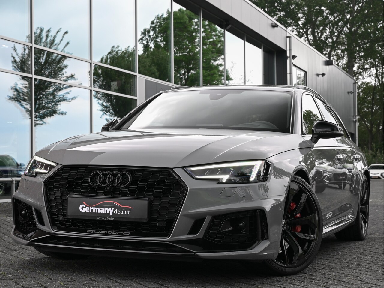 Audi RS4 - 2.9TFSI 450pk Quattro RS-Zetels Pano HUD M-LED Rode-Stiksels 20-Inch 360-Camera - AutoWereld.nl