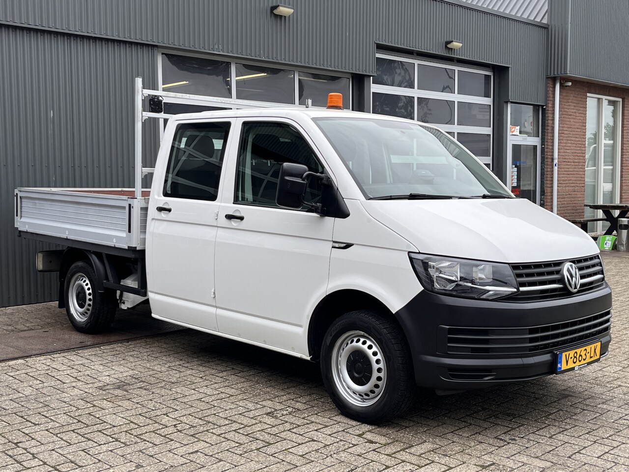 Volkswagen Transporter - 2.0 TDI L2H1 DC Euro 6 Pick up open laadbak Pick-up Airco Bluetooth Apple carplay trekhaak - AutoWereld.nl