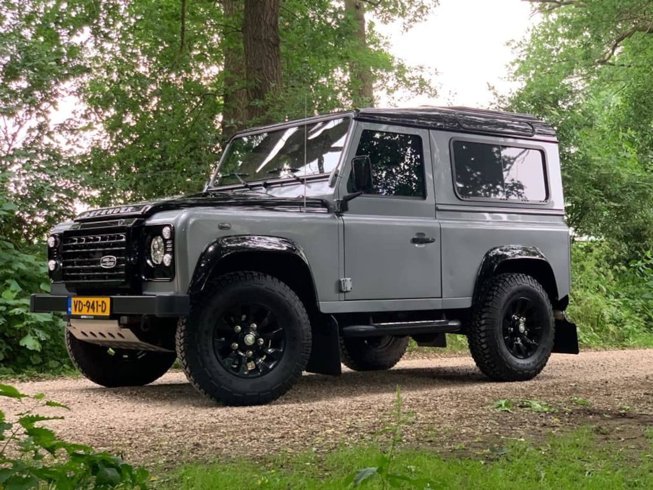 Land Rover Defender - 90" XTech NL Auto 16 inch Black Sawtooth Wheels - AutoWereld.nl