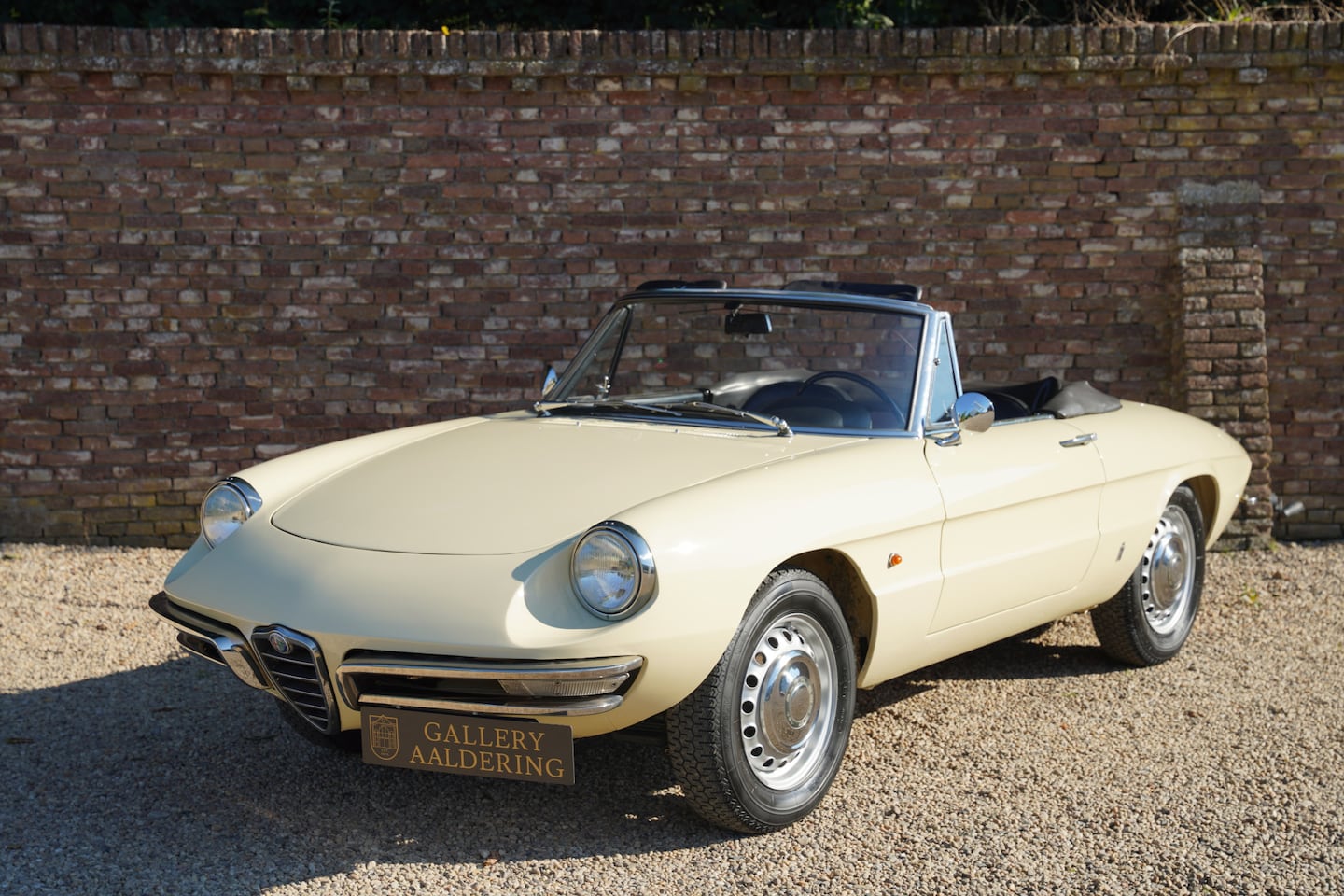 Alfa Romeo Spider - Duetto 1600 Restored condition, "Avorio" with a Black leatherette upholstery, Sensational - AutoWereld.nl