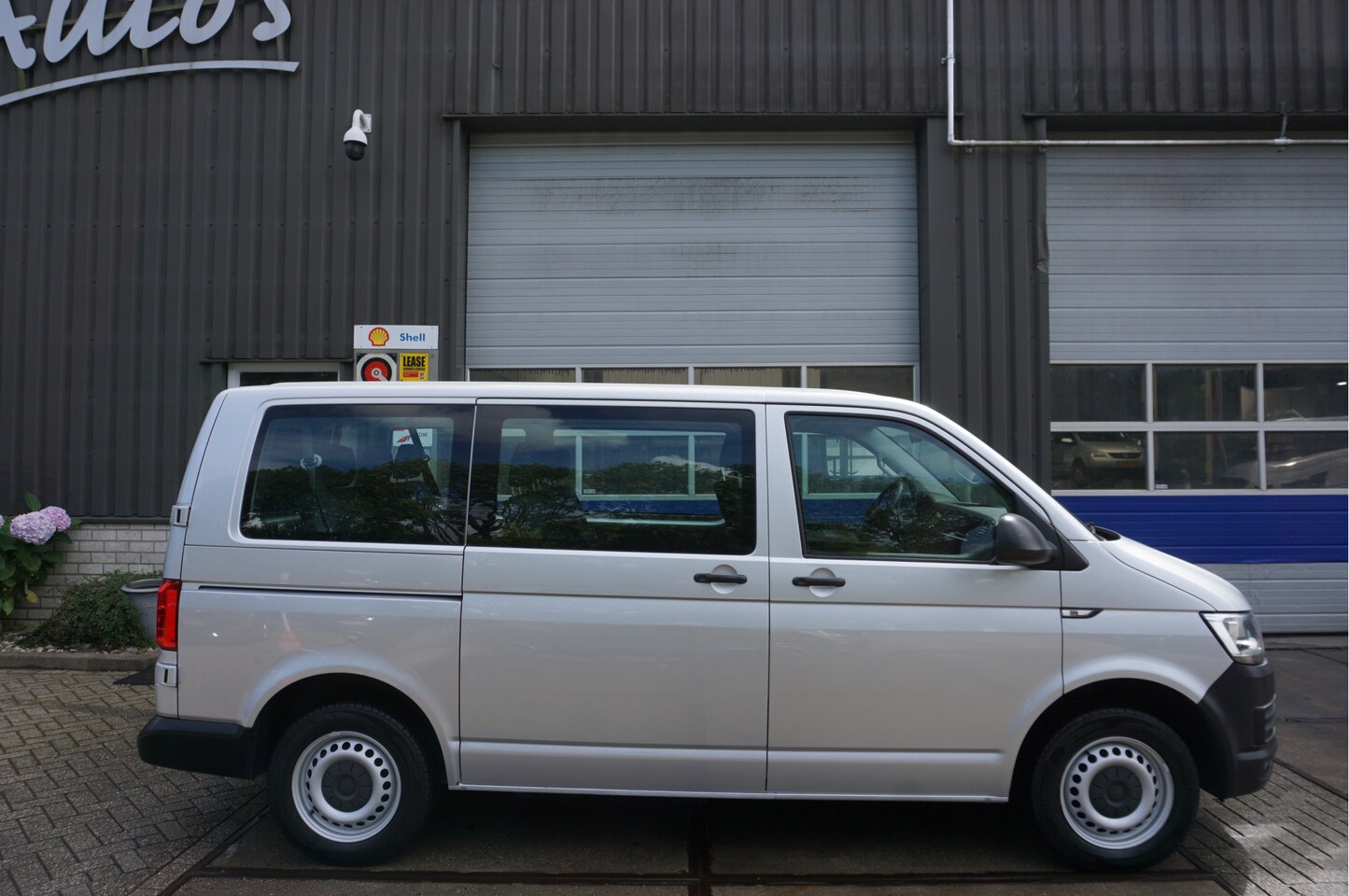 Volkswagen Transporter Kombi - 2.0 TDI 75kW 8P. Airco App-C L1H2 Highline INCL. BTW EN BPM - AutoWereld.nl