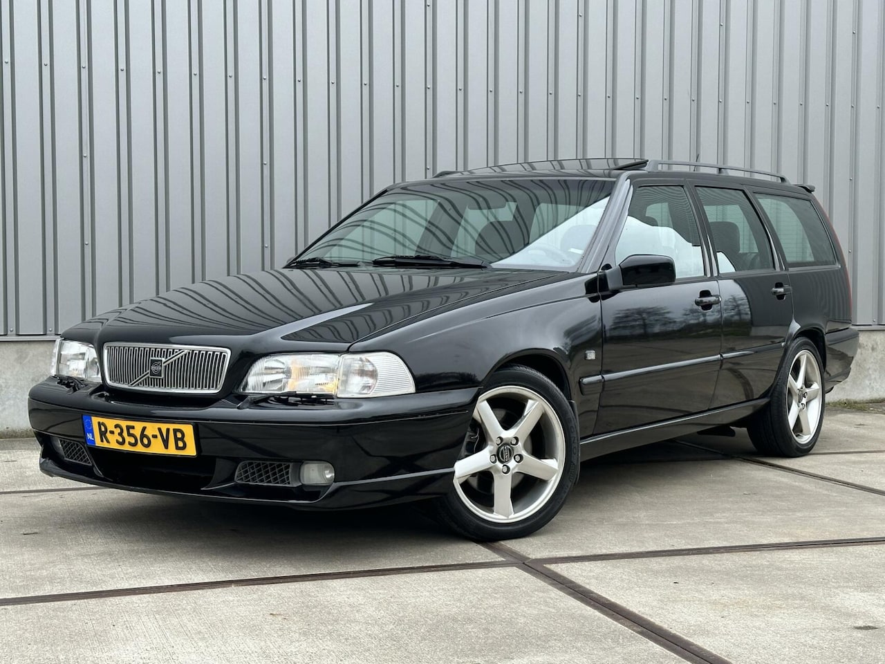 Volvo V70 - 2.3 R AWD 240PK 81DKM - Schuifdak - Unieke Auto - Originele Staat - AutoWereld.nl