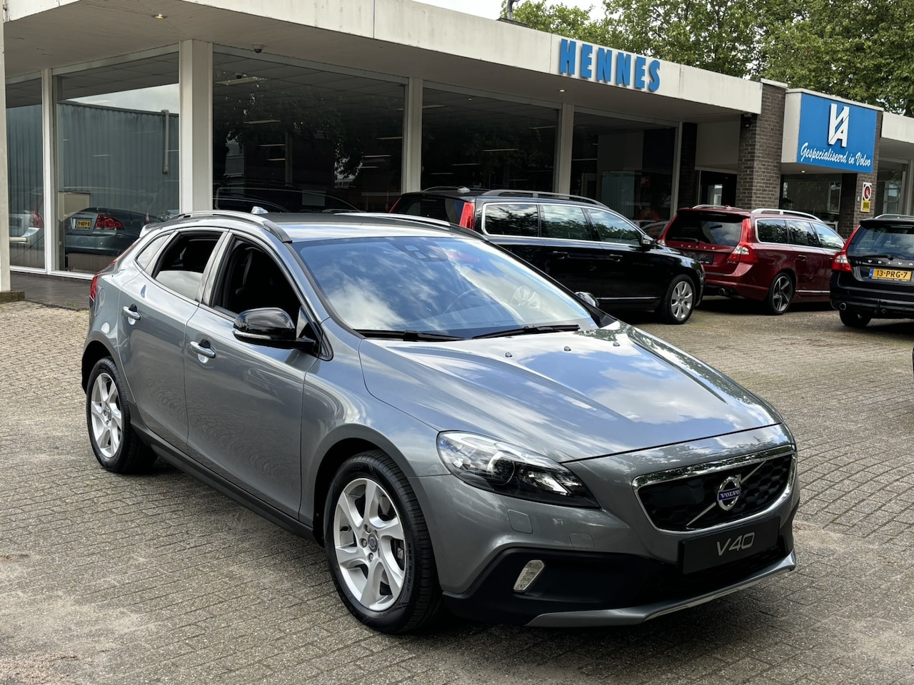 Volvo V40 Cross Country - 2.0 T4 AWD 5 Cilinder! Xenon ACC Standkachel - AutoWereld.nl