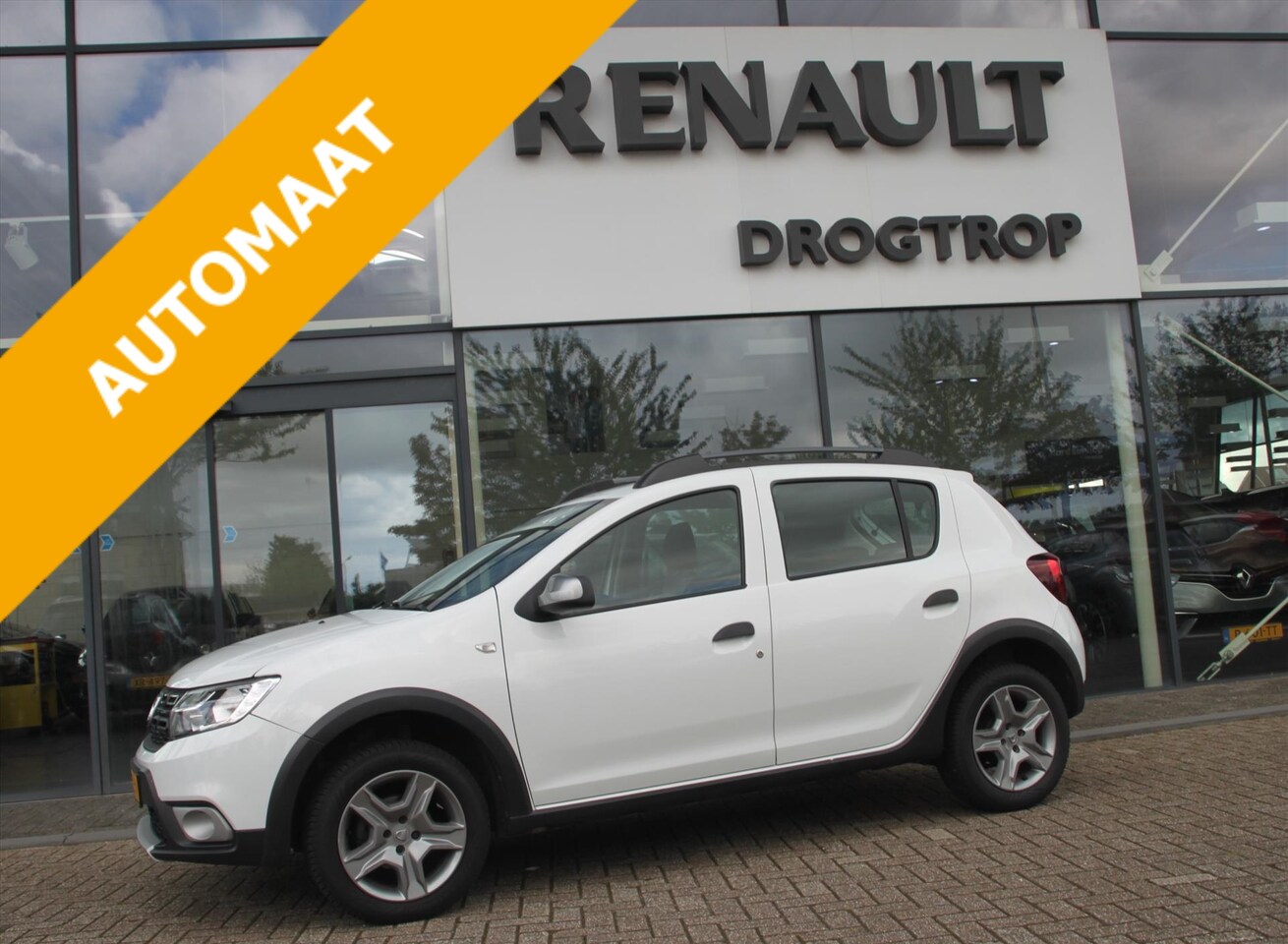 Dacia Sandero - 90PK-LAUREATE-AUTOM-47DKM-NAVI-CRUISE-TREKH- - AutoWereld.nl