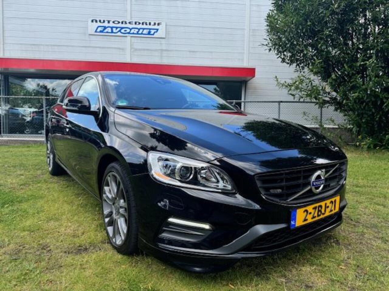 Volvo V60 - D6 PLUG-IN HYBRID RDESIGN/XENON/LEER/NAV/THAAK - AutoWereld.nl