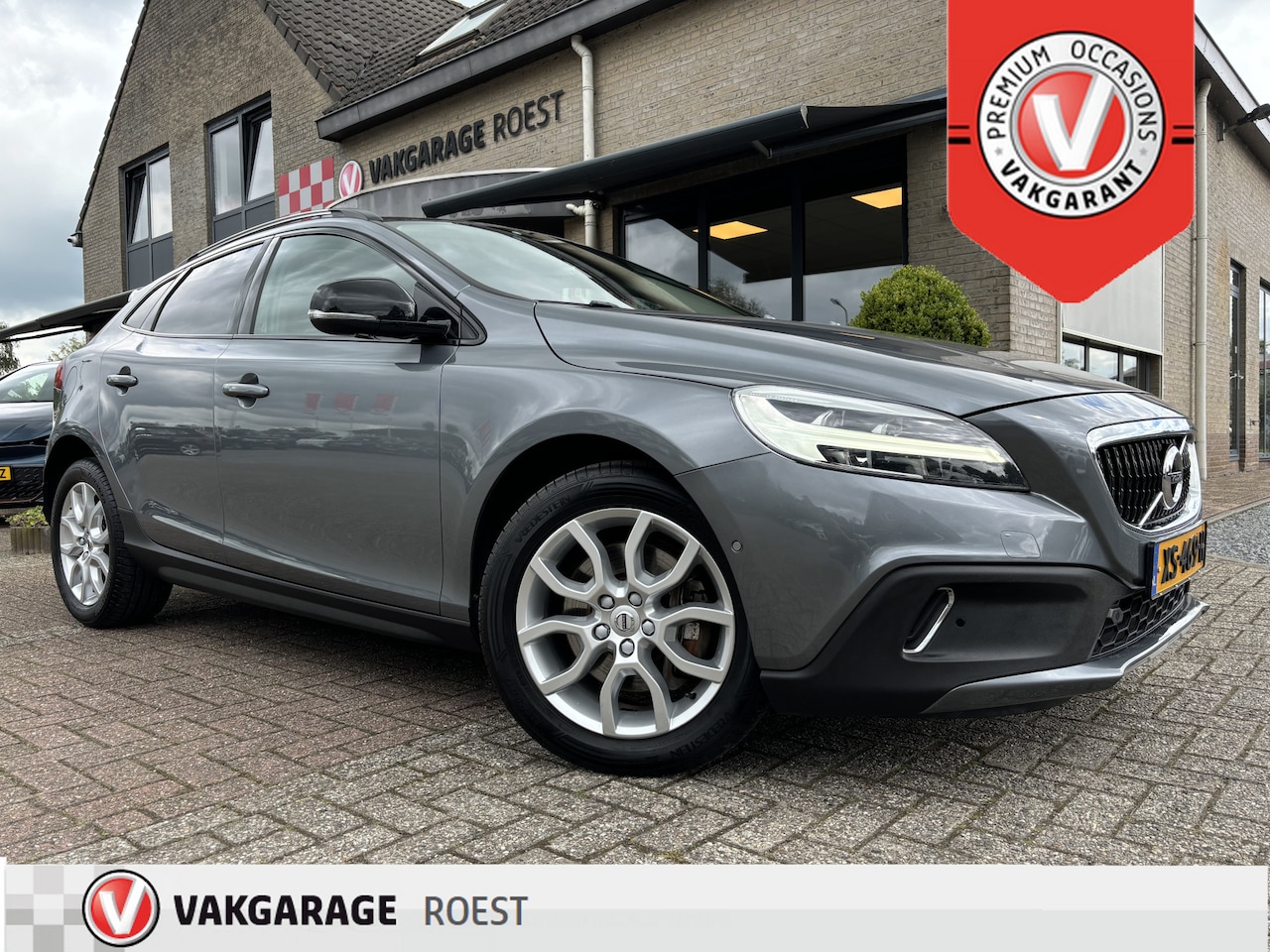 Volvo V40 Cross Country - 1.5 T3 Automaat Polar+ Luxury Panoramadak / Leder / Camera - AutoWereld.nl