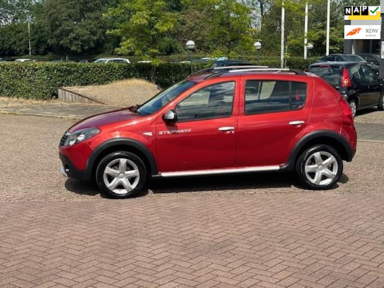 Dacia Sandero Stepway - 1.6 LPG G3,bj.2012,kleur:rood,5 deurs,airco,sportvelgen,APK 10/2024 en NAP met 246961 km.z - AutoWereld.nl