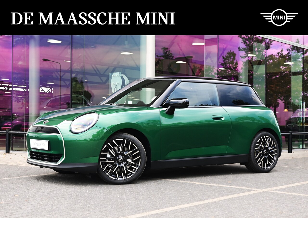 MINI Cooper - Hatchback E Favoured 40.7 kWh / Panoramadak / LED / JCW Sportstoelen / Comfort Access / He - AutoWereld.nl