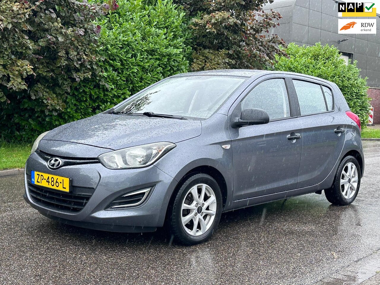 Hyundai i20 - 1.2i Black pack 5DR*Airco*LM velgen*Nieuwe APK*110.000*Nette auto* - AutoWereld.nl