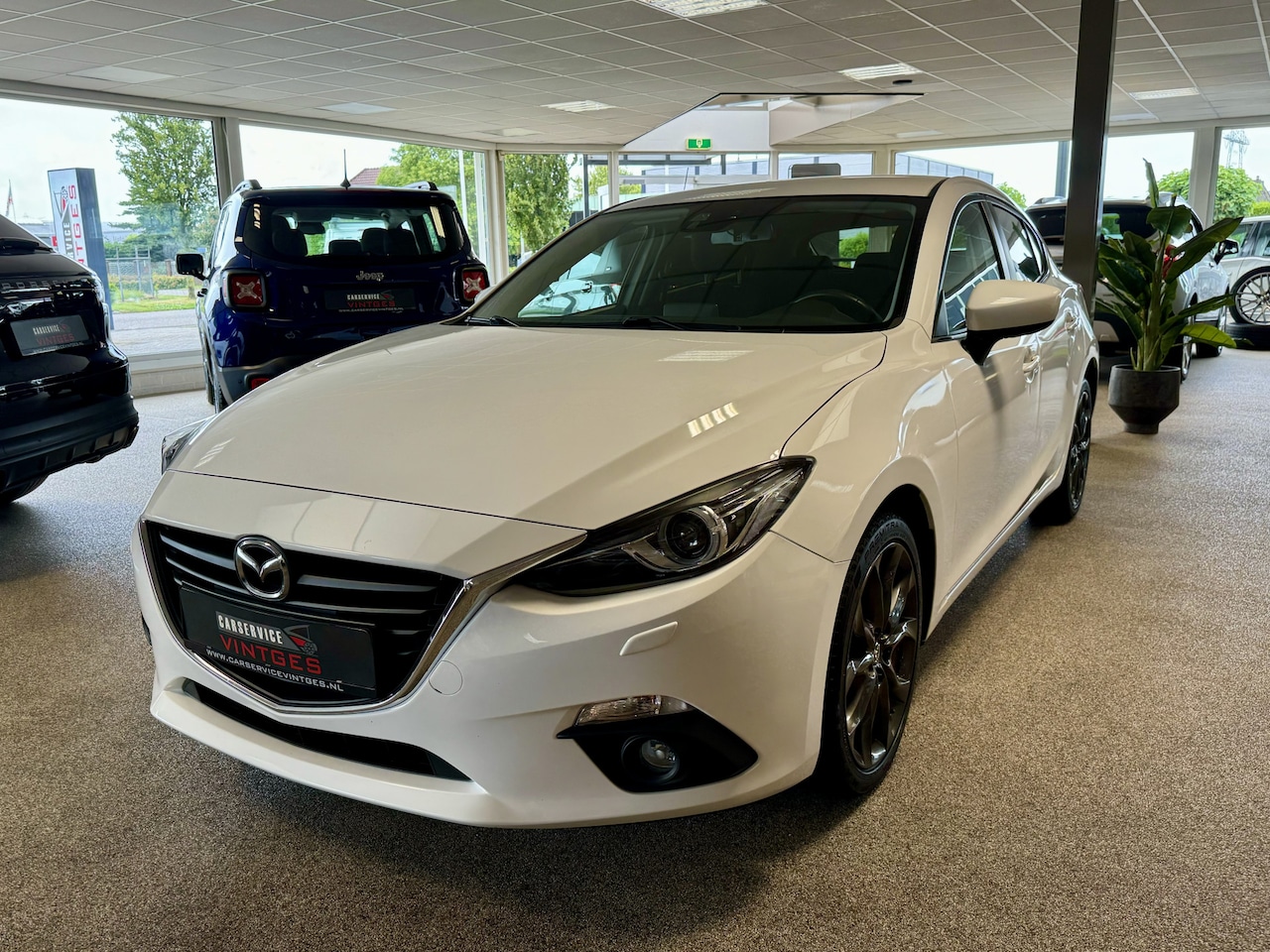 Mazda 3 - 2.0 SkyActiv-G 120 SkyLease NAKAMA Navi, Camera, L/m velgen, Leder/ Alcantara! - AutoWereld.nl