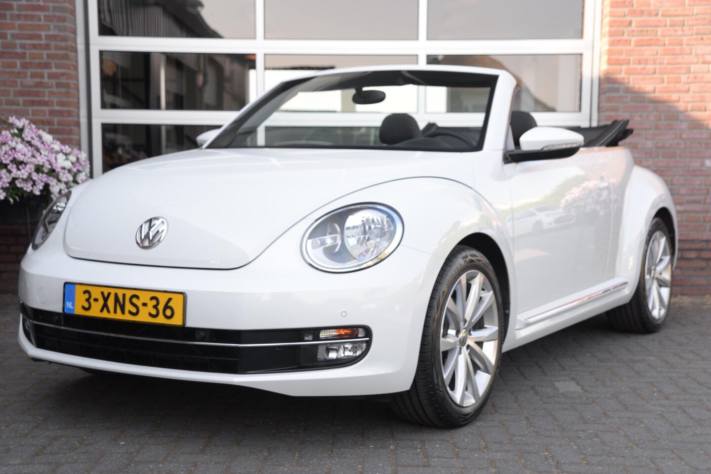 Volkswagen Beetle Cabriolet - 1.2 TSI Design | 18 Inch. | Navigatie | PDC | - AutoWereld.nl