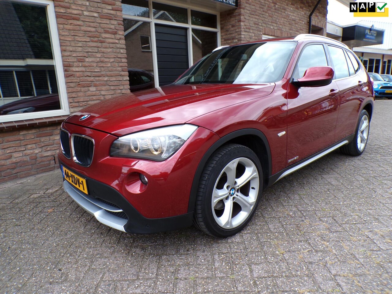 BMW X1 - SDrive20i Automaat / Leder / Navi / Panoramadak - AutoWereld.nl