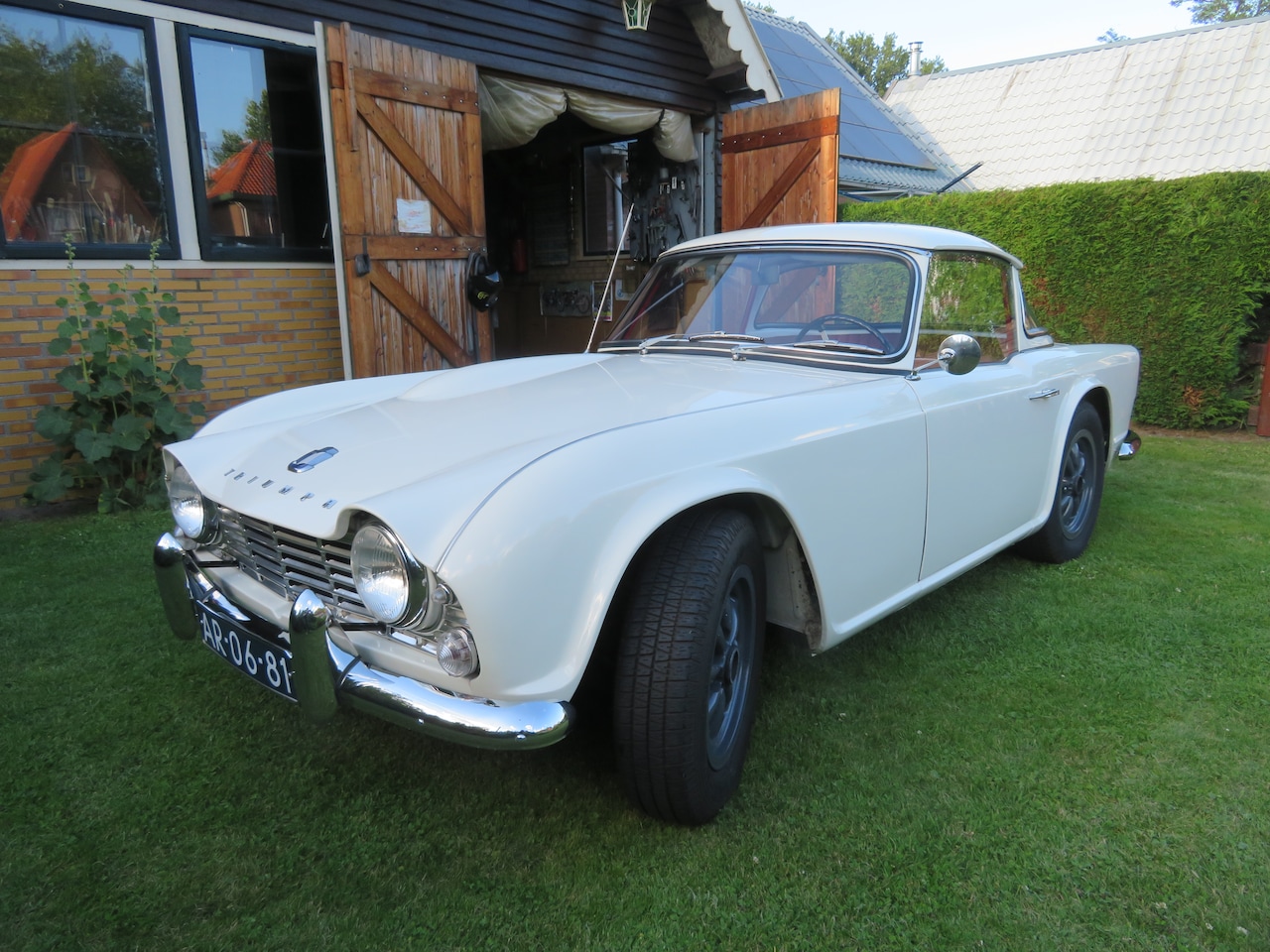 Triumph TR4 - Surrey Top - AutoWereld.nl