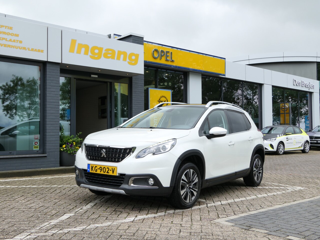 Peugeot 2008 - 1.2 PureTech Allure | Panoramadak | Naviagtie | Trekhaak - AutoWereld.nl