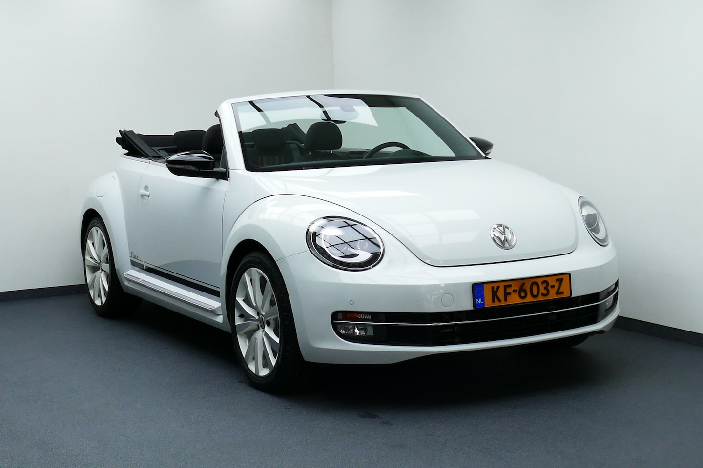 Volkswagen Beetle Cabriolet - 1.4 150pk TSI Club. Xenon/Led, 19"LMV, Clima, Cruise, Navi, PDC V+A - AutoWereld.nl