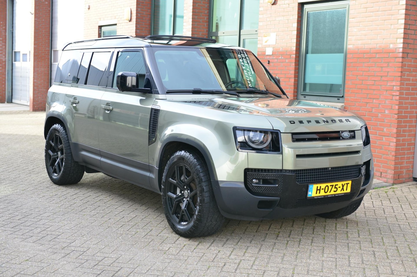 Land Rover Defender 110 - 3.0 P400 110 HSE 3.0 P400 110 HSE 400 pk , Pano, Urban !! - AutoWereld.nl