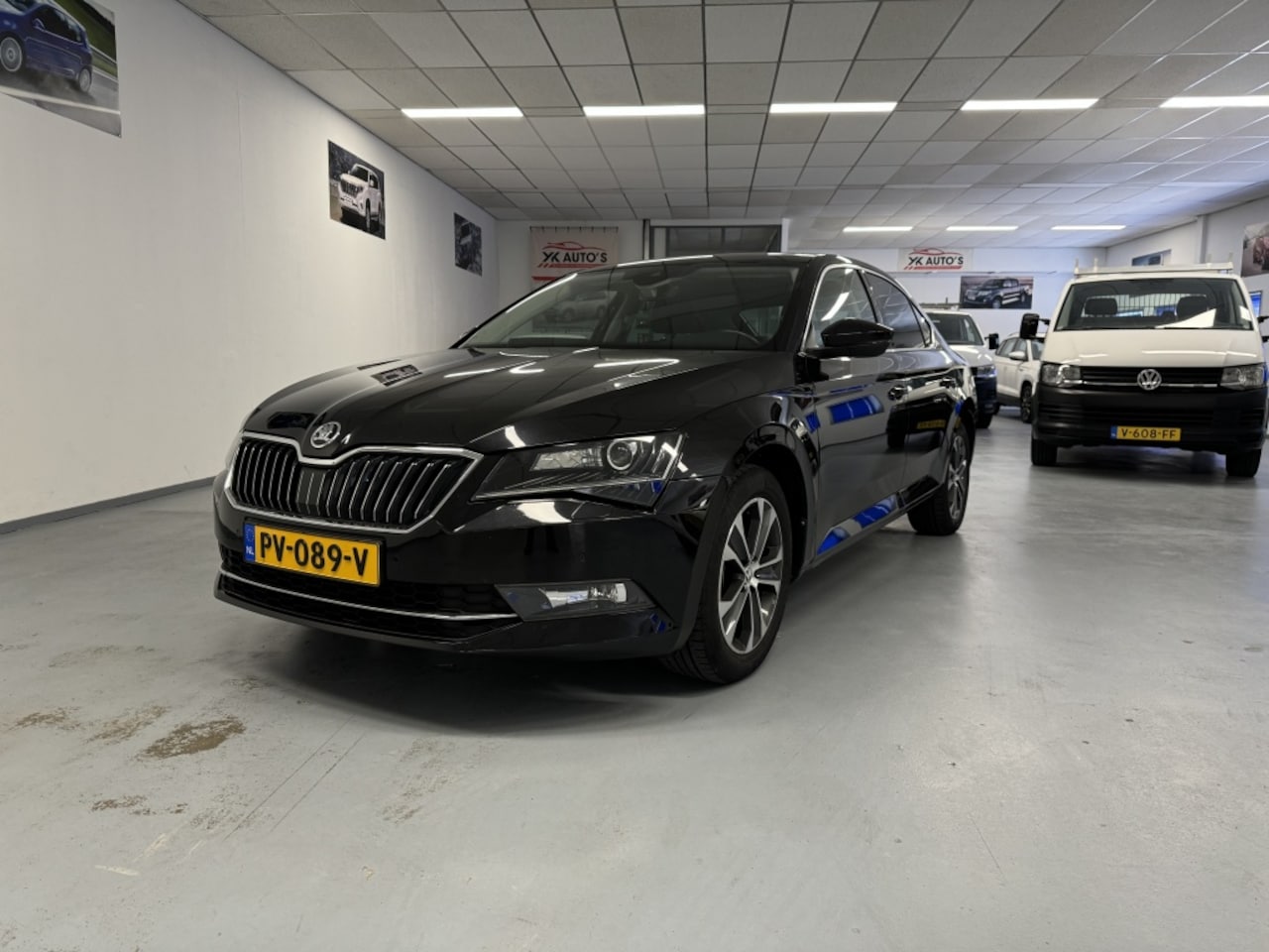 Skoda Superb - Zwart METT. 102.000 km NAP 1.4 TSI ACT Amb. Bns - AutoWereld.nl