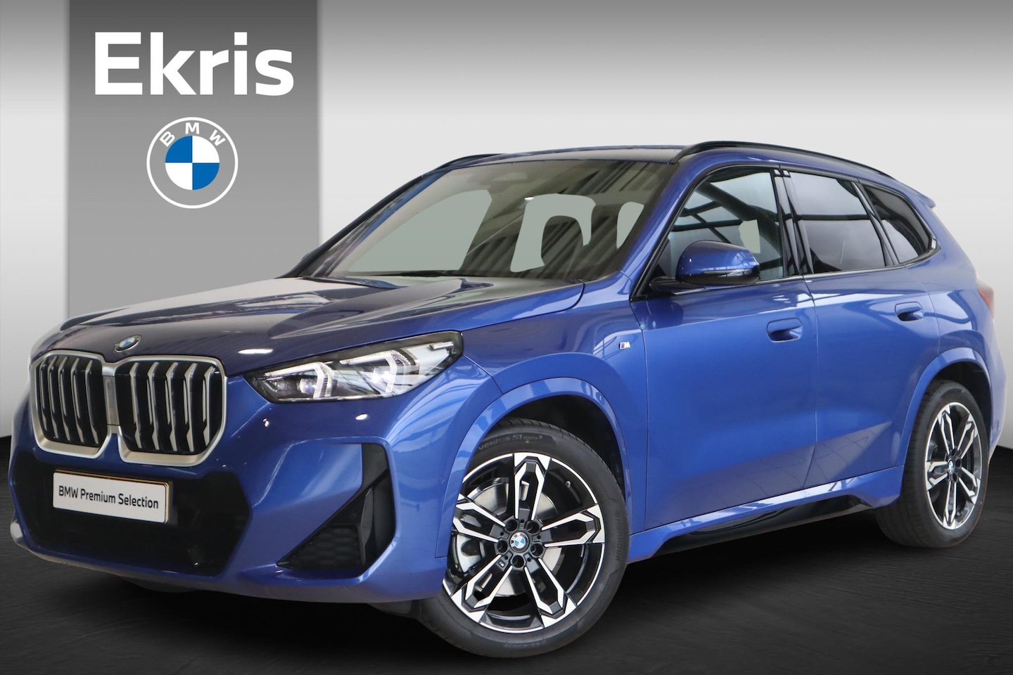 BMW X1 - sDrive20i M-Sportpakket Portimao Blau / Premium Pack / Harman Kardon Audio - AutoWereld.nl