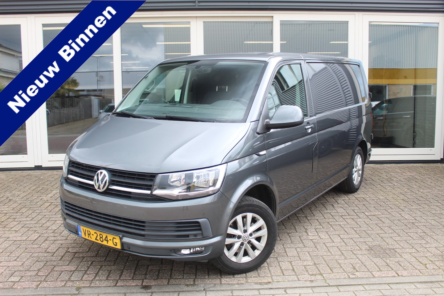 Volkswagen Transporter - 2.0 TDI L1H2 Highline 2.0 TDI L1H2 Highline, Cruise Control, Airco, PDC V+A, Trekhaak, Automaat, Prijs Is Rijkla - AutoWereld.nl