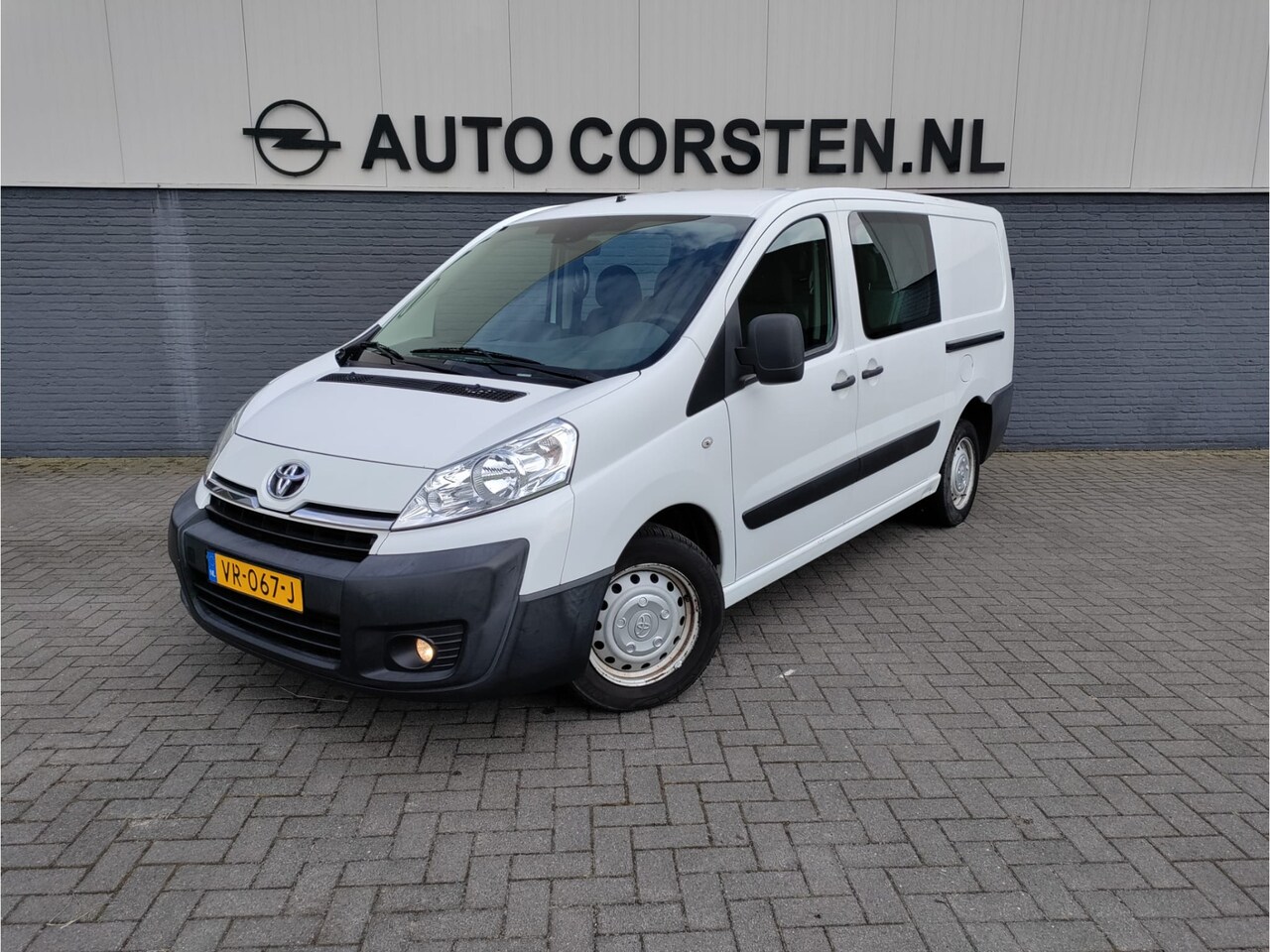 Toyota ProAce - 2.0D 128pk L2H1 6-Pers. Dubbele Cabine Airco 2X Schuifdeur Voorbank 6 Zitplaatsen Cruise C - AutoWereld.nl