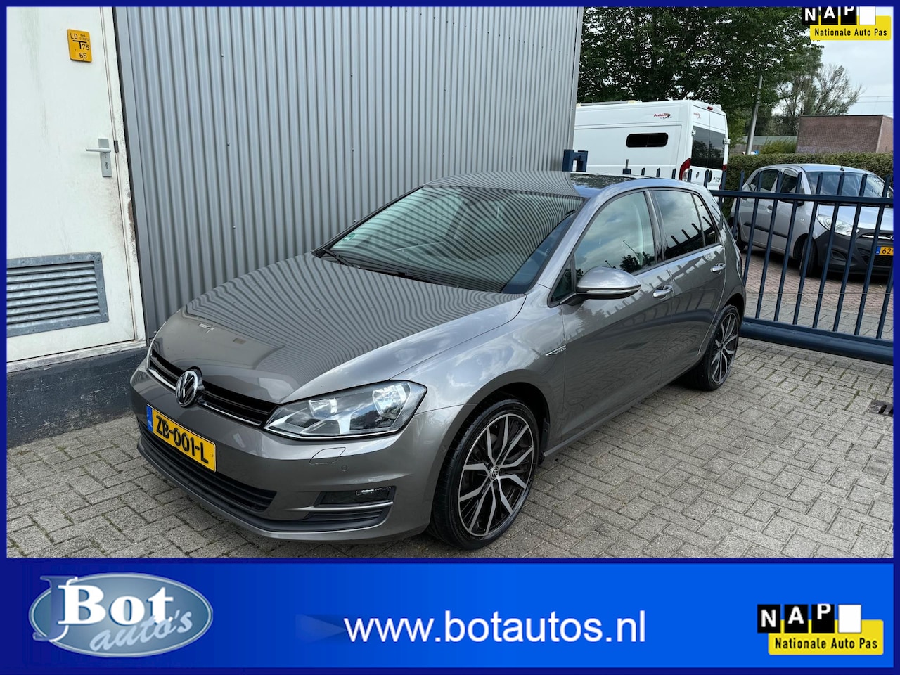 Volkswagen Golf - 1.2 TSI Business Edition R Connected CLIMATE / PARKEERSENSOREN V+A / LMV 18 INCH / NETTE S - AutoWereld.nl