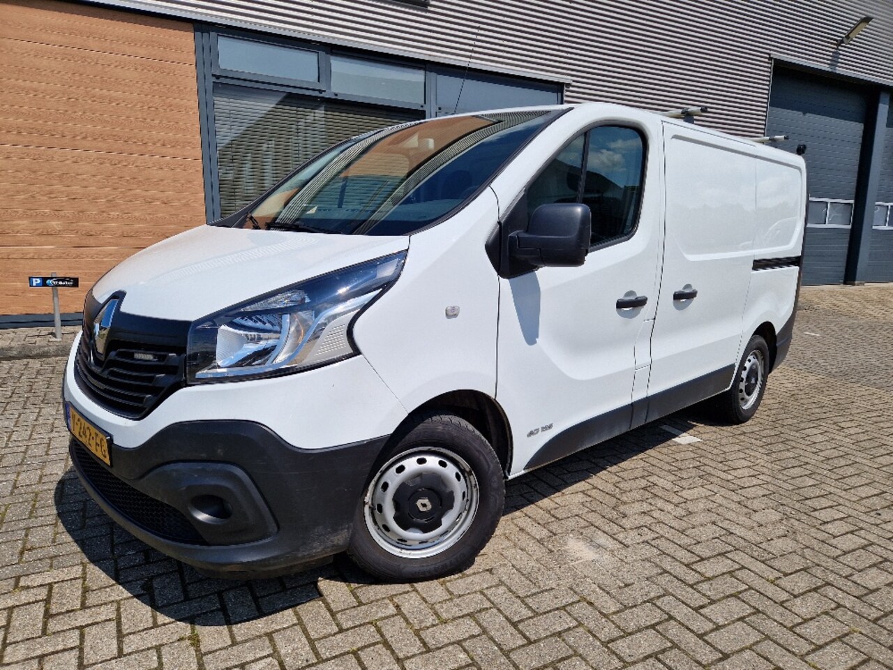 Renault Trafic - 1.6 dCi 125pk 2x schuifdeur euro6 airco cruise camera trekhaak zeer mooi dealer onder. L1H - AutoWereld.nl