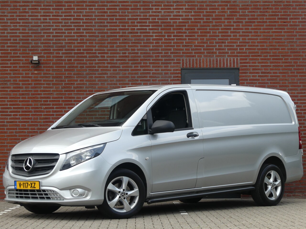 Mercedes-Benz Vito - 111 CDI Lang Airco/Trekhaak/Side bars - AutoWereld.nl