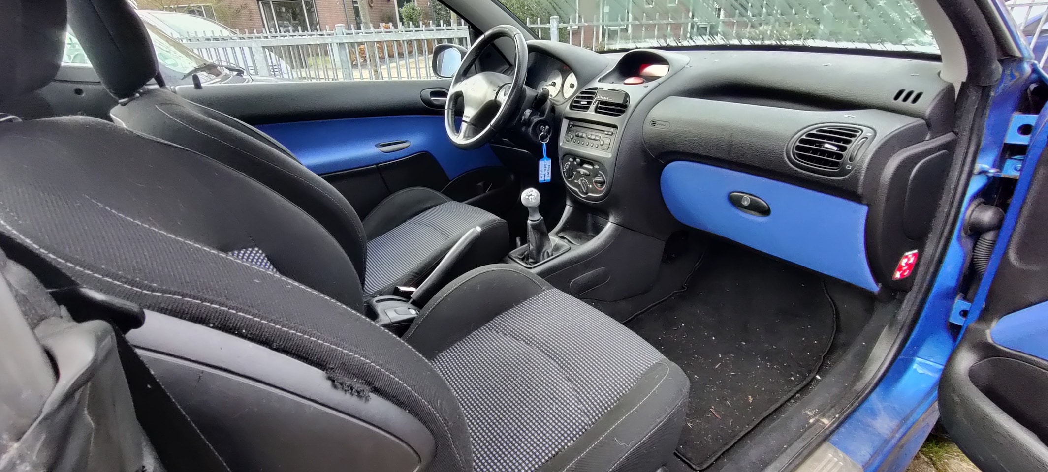 Peugeot 206 CC - 1.6-16V Cabriolet. Radio via stuur te bedienen.