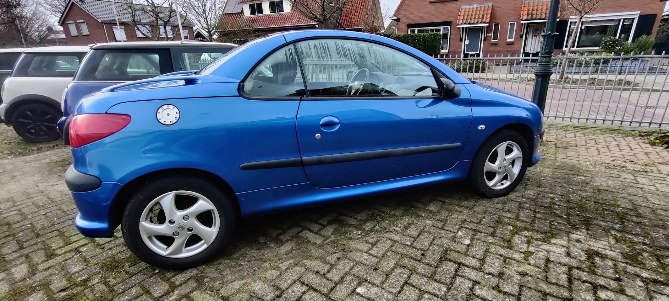 Peugeot 206 CC - 1.6-16V Cabriolet. Radio via stuur te bedienen.