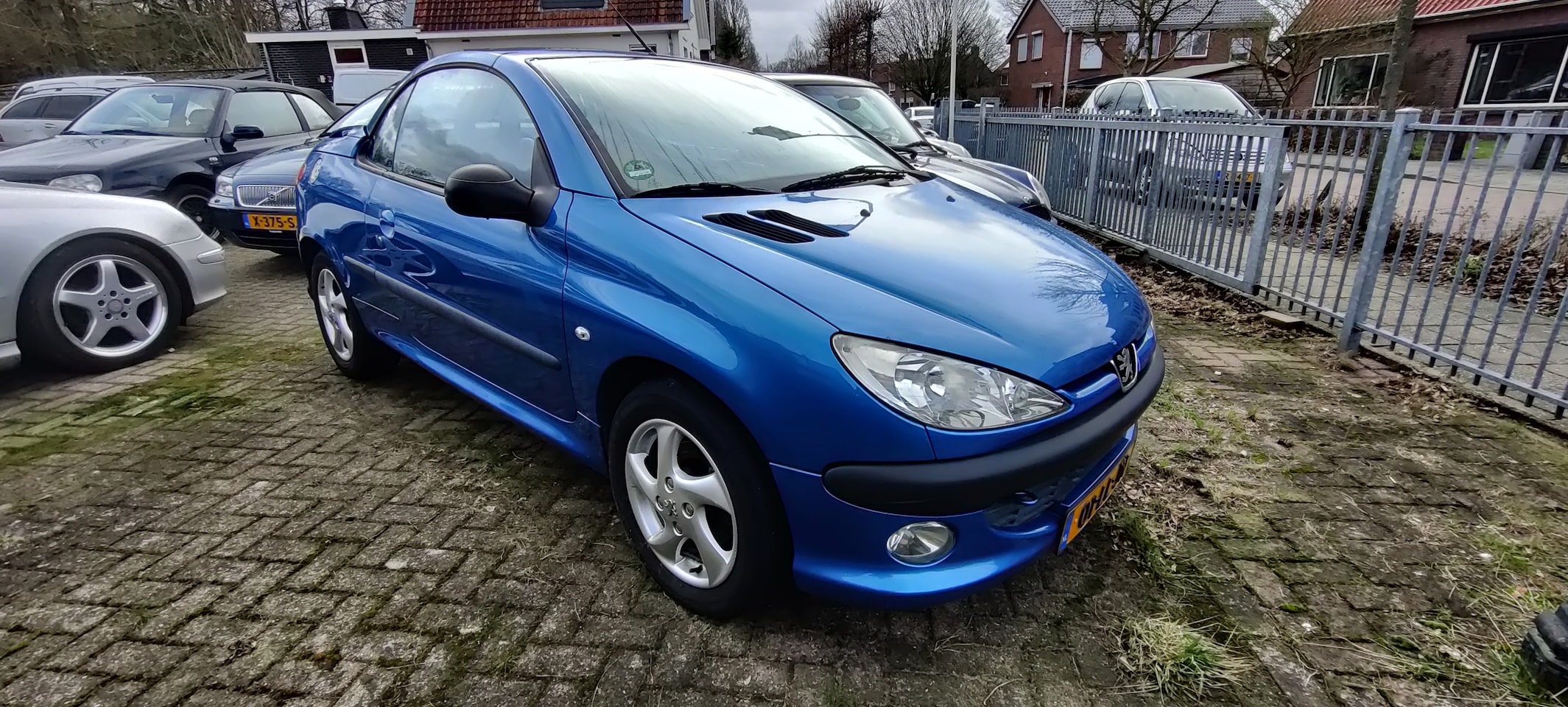 Peugeot 206 CC - 1.6-16V Cabriolet. Radio via stuur te bedienen.