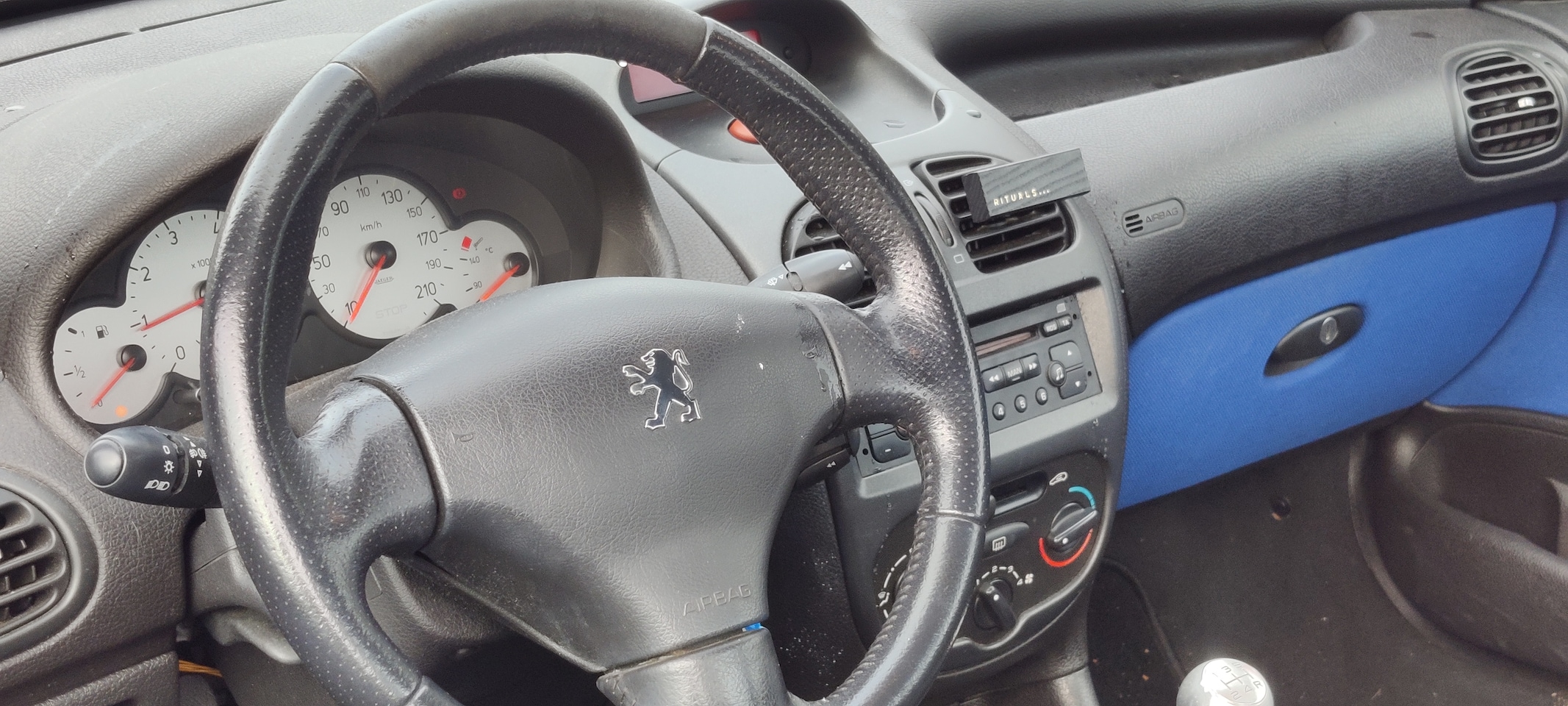 Peugeot 206 CC - 1.6-16V Cabriolet. Radio via stuur te bedienen.
